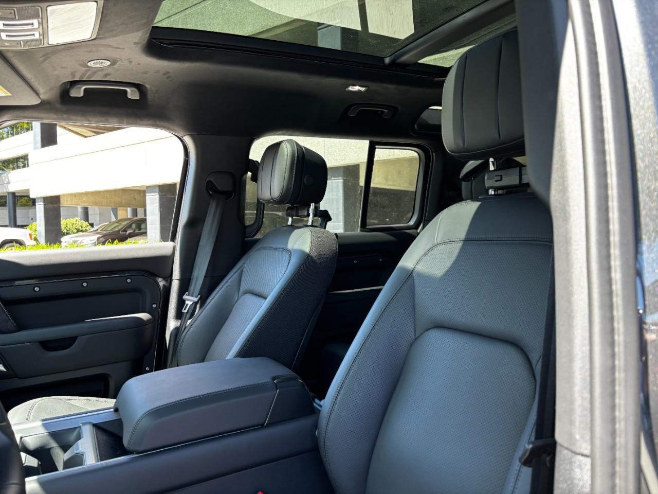 Land Rover Defender Vehicle Full-screen Gallery Image 39