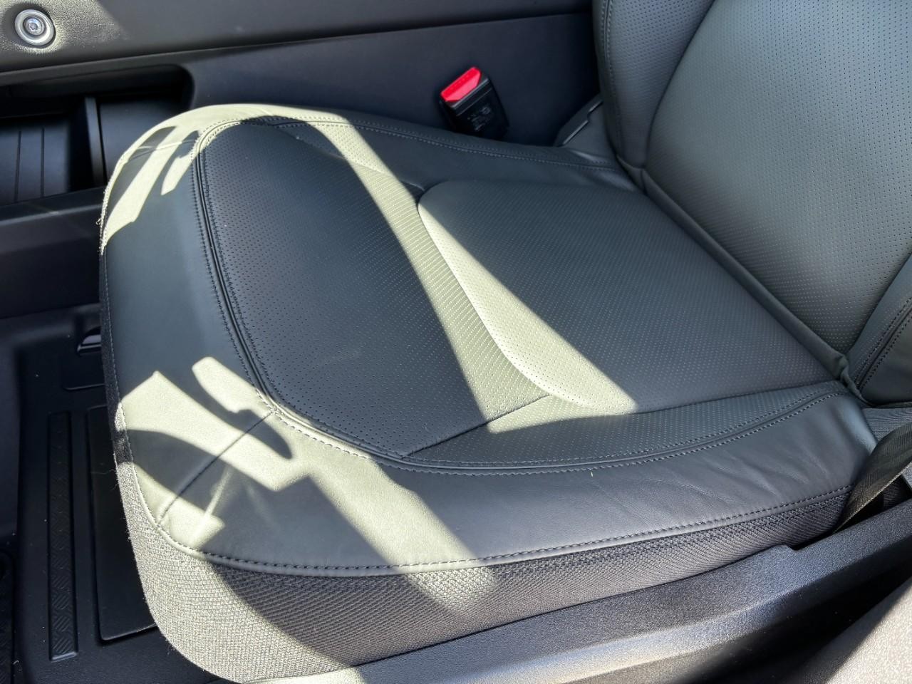 Land Rover Defender Vehicle Full-screen Gallery Image 40