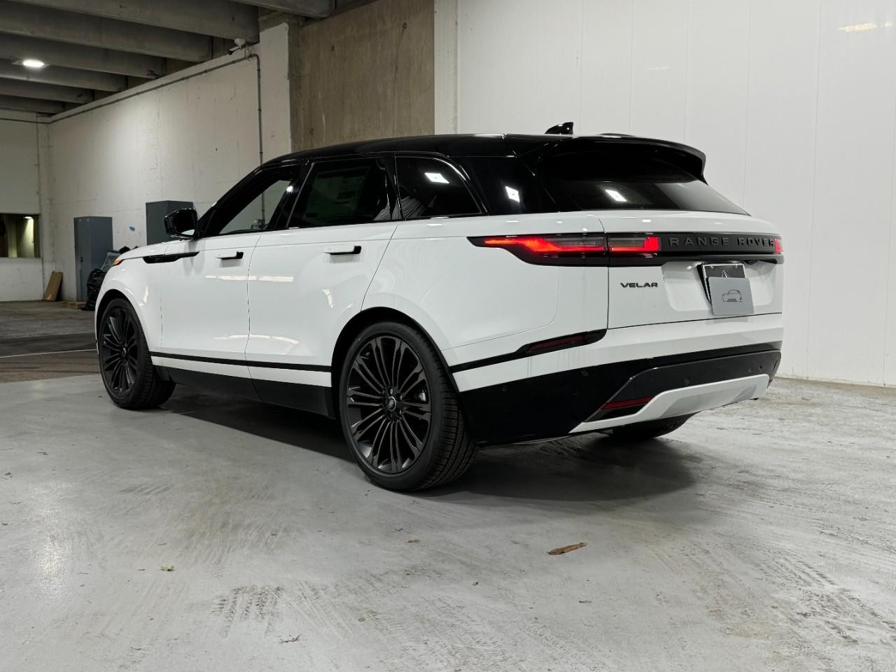 Land Rover Range Rover Velar Vehicle Full-screen Gallery Image 3