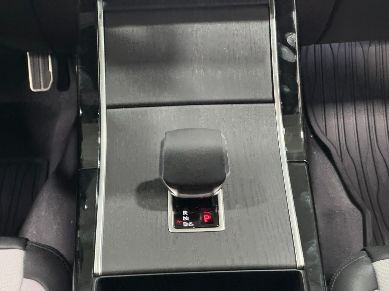 Land Rover Range Rover Velar Vehicle Full-screen Gallery Image 19