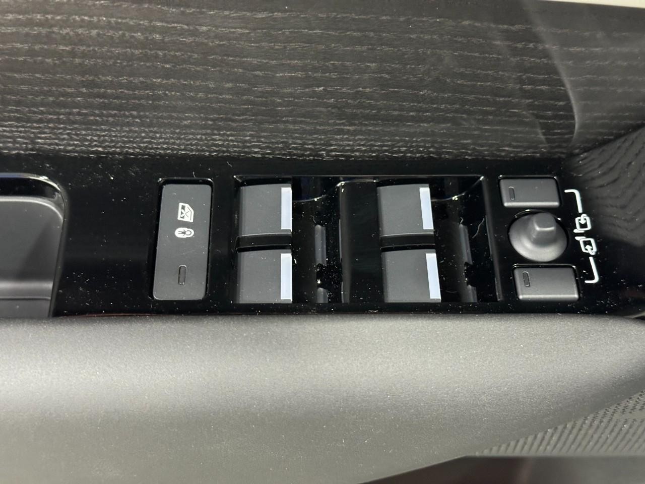 Land Rover Range Rover Velar Vehicle Full-screen Gallery Image 21