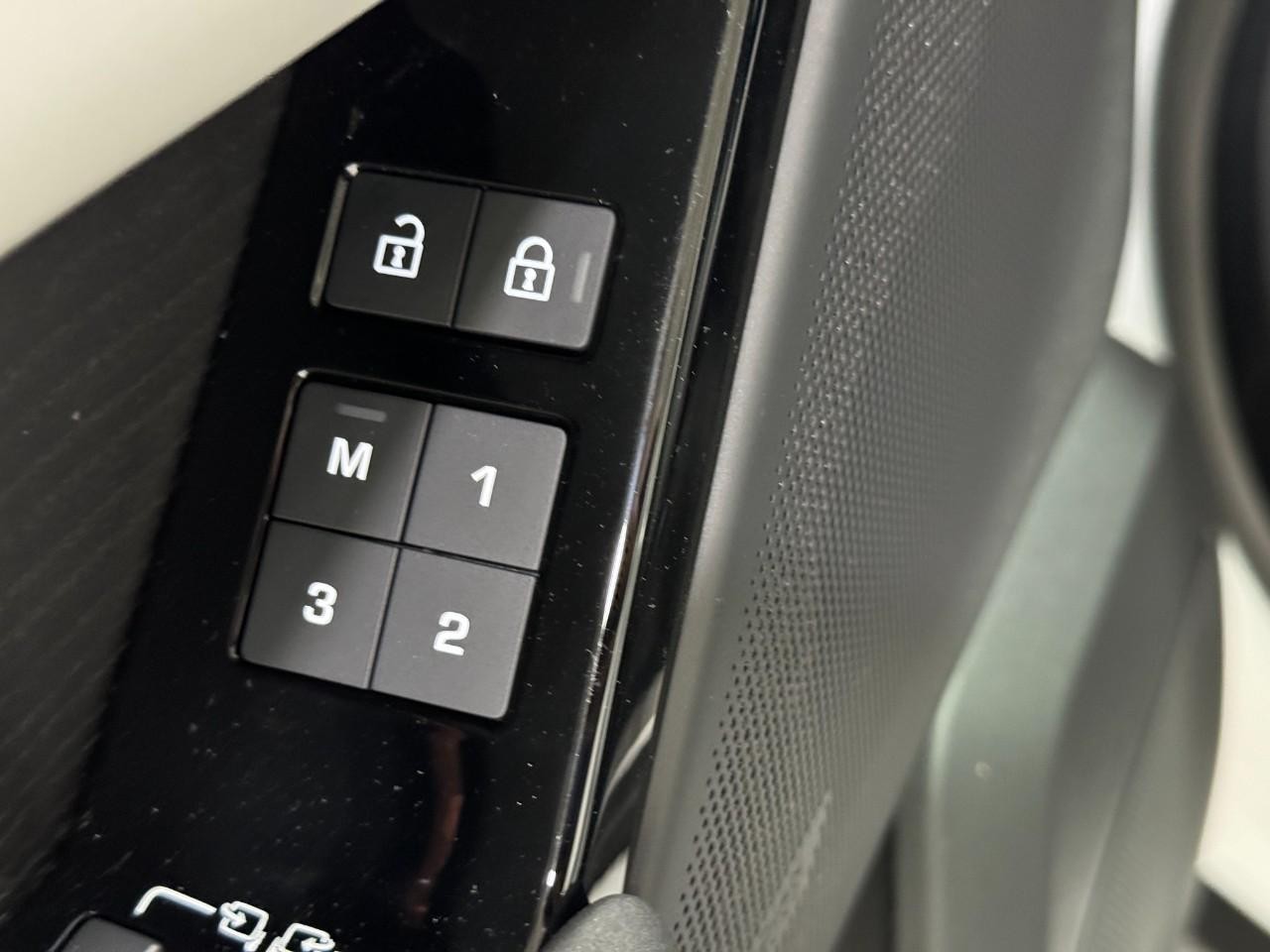 Land Rover Range Rover Velar Vehicle Full-screen Gallery Image 22