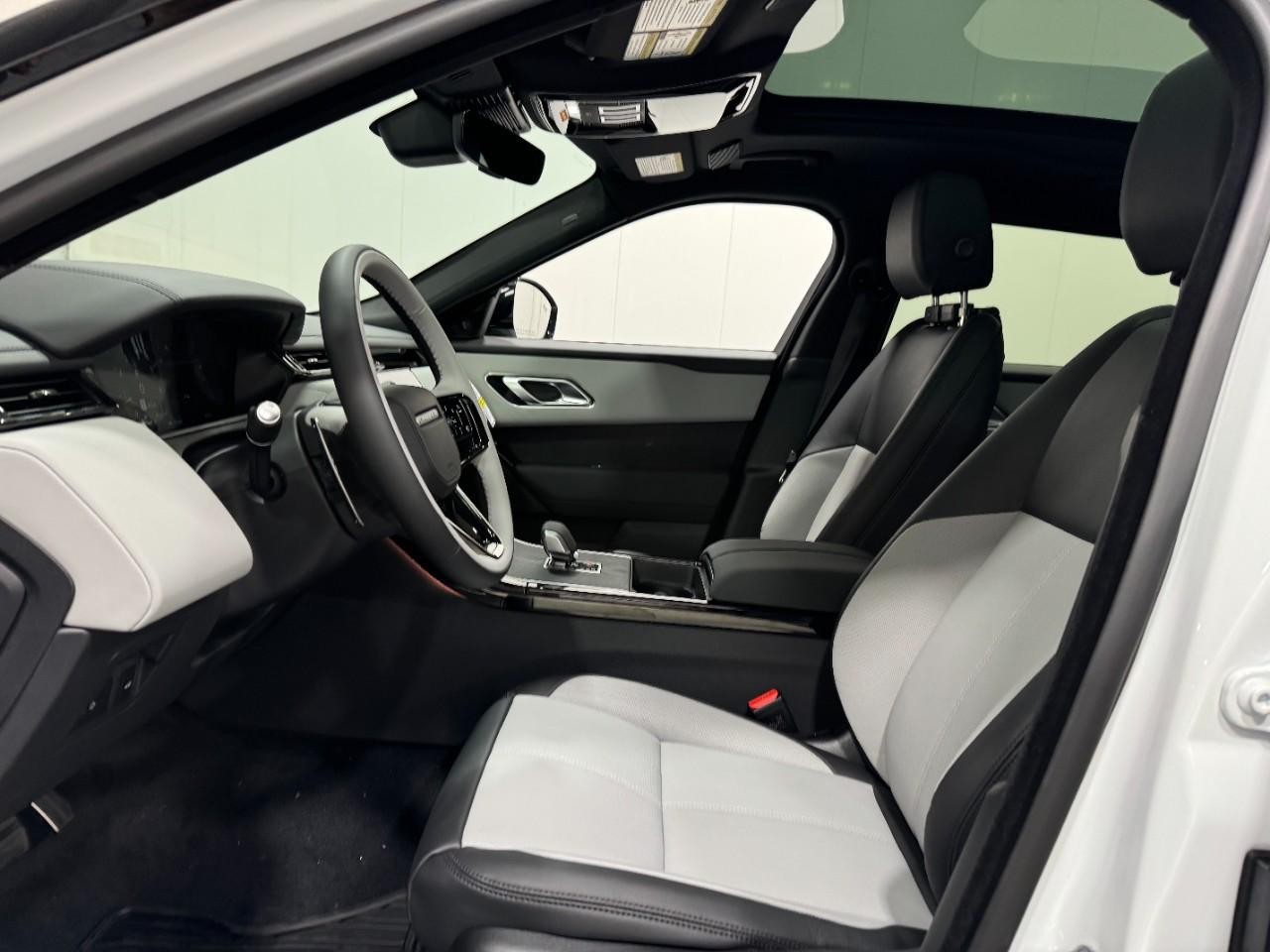 Land Rover Range Rover Velar Vehicle Full-screen Gallery Image 23