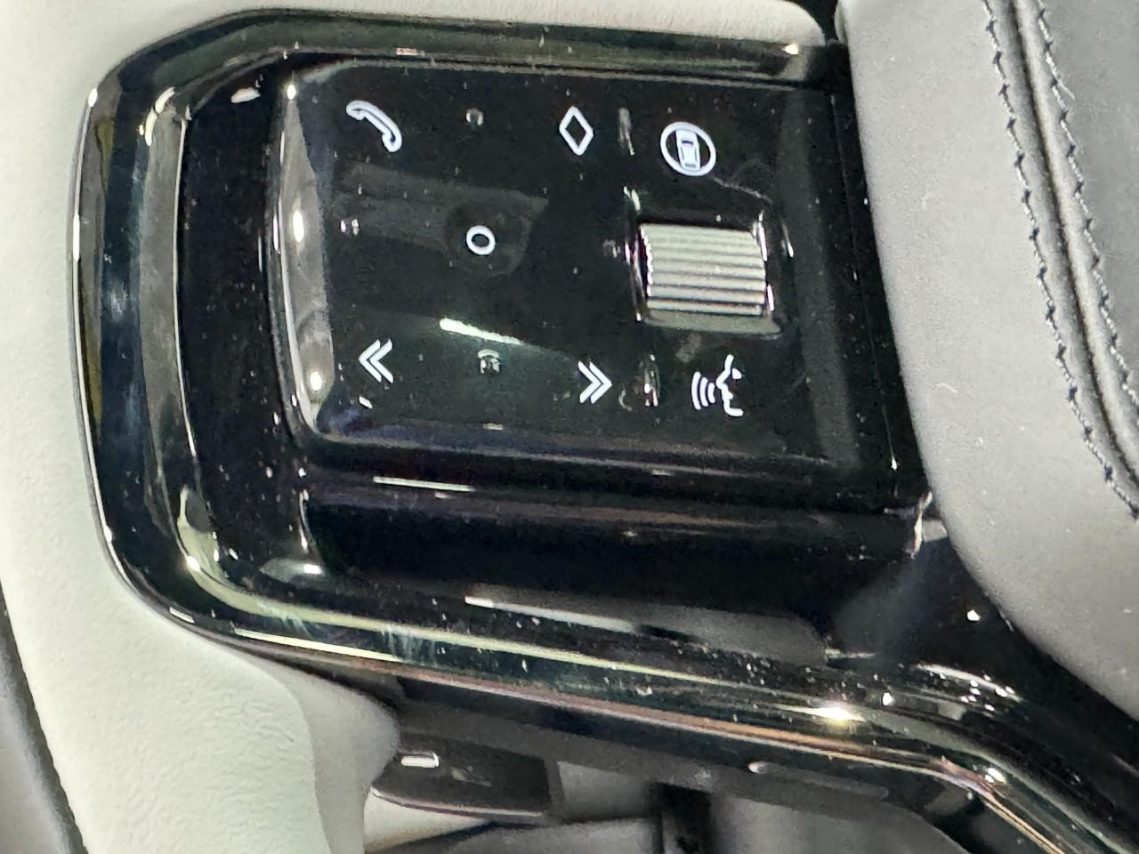 Land Rover Range Rover Velar Vehicle Full-screen Gallery Image 26