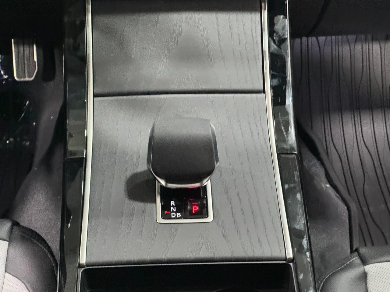 Land Rover Range Rover Velar Vehicle Full-screen Gallery Image 19