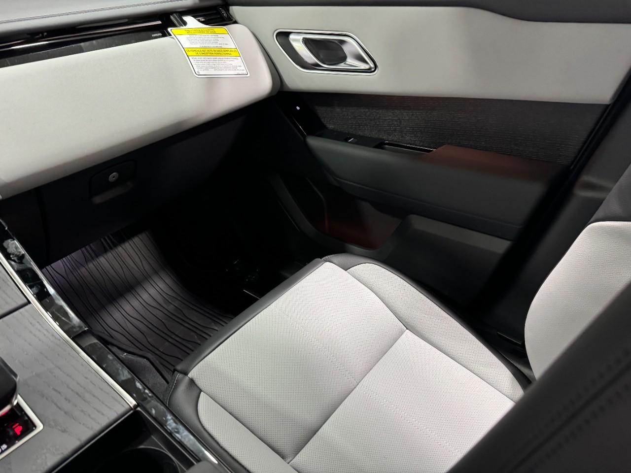 Land Rover Range Rover Velar Vehicle Full-screen Gallery Image 20