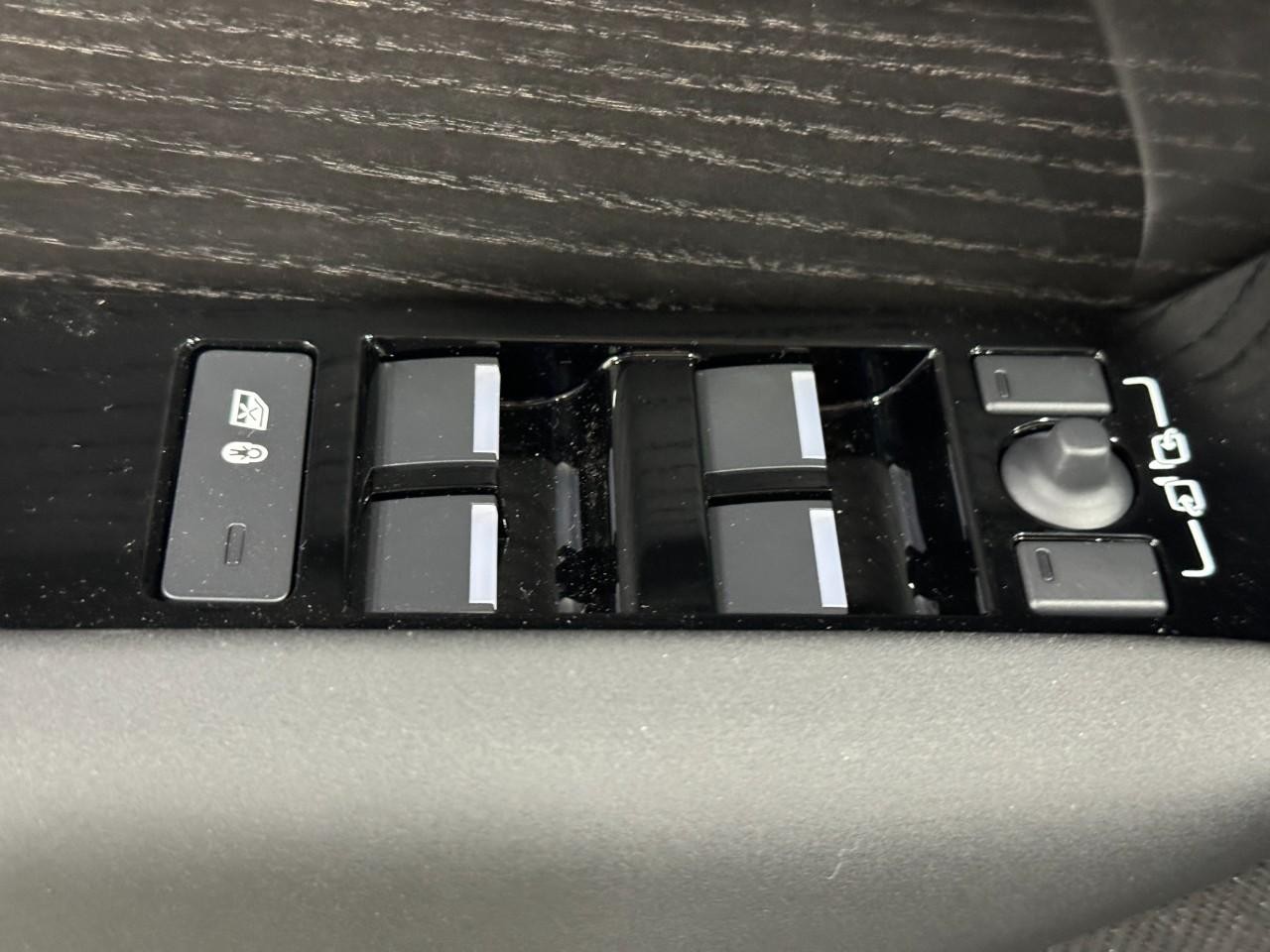 Land Rover Range Rover Velar Vehicle Full-screen Gallery Image 21