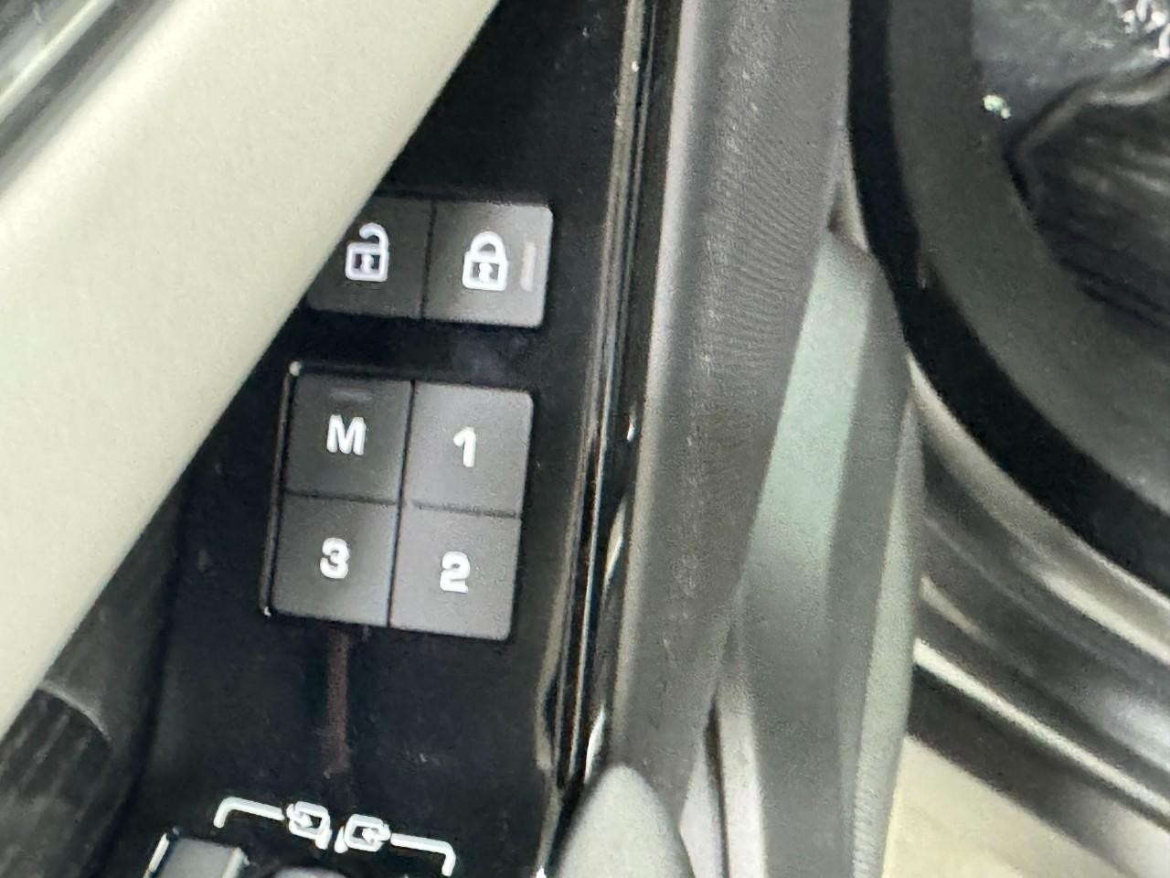 Land Rover Range Rover Velar Vehicle Full-screen Gallery Image 22