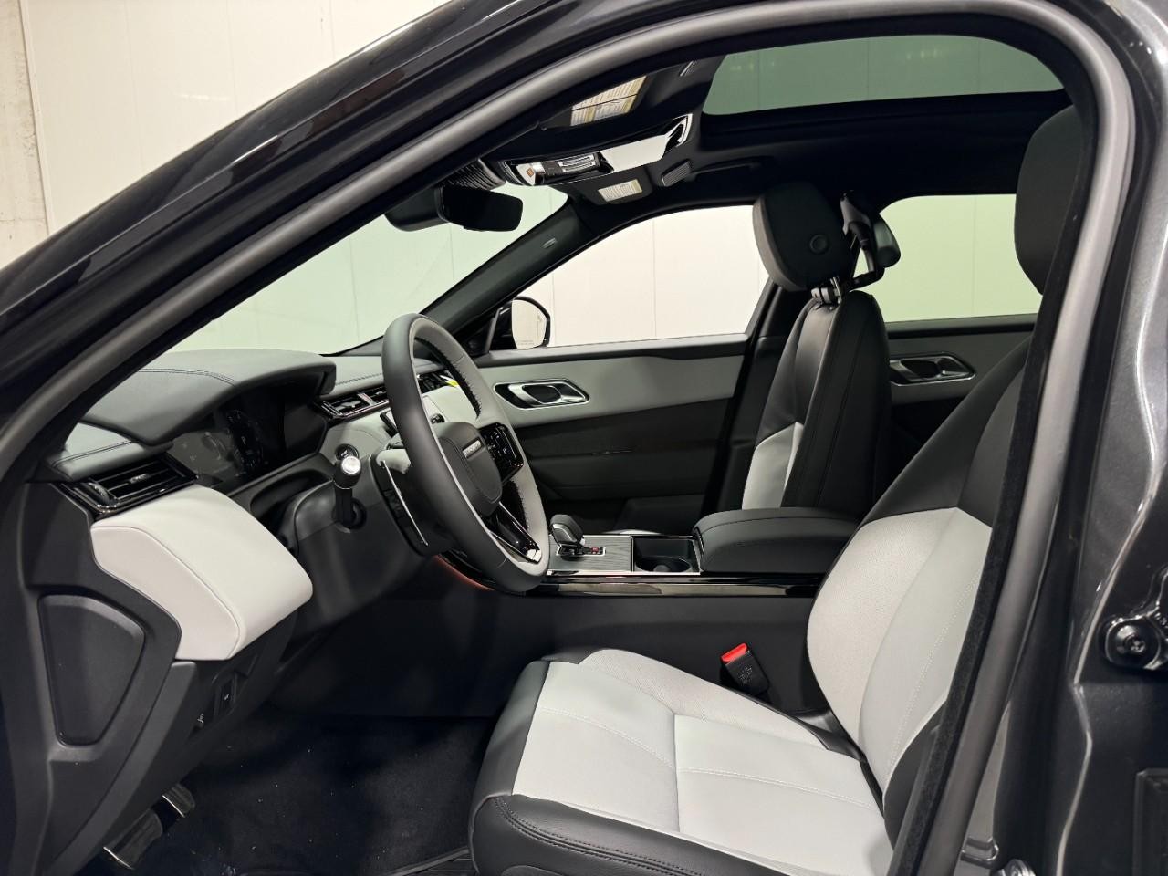 Land Rover Range Rover Velar Vehicle Full-screen Gallery Image 23