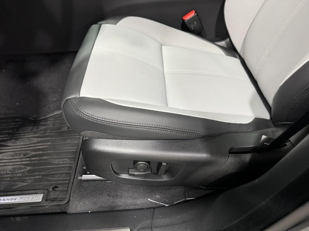 Land Rover Range Rover Velar Vehicle Full-screen Gallery Image 24