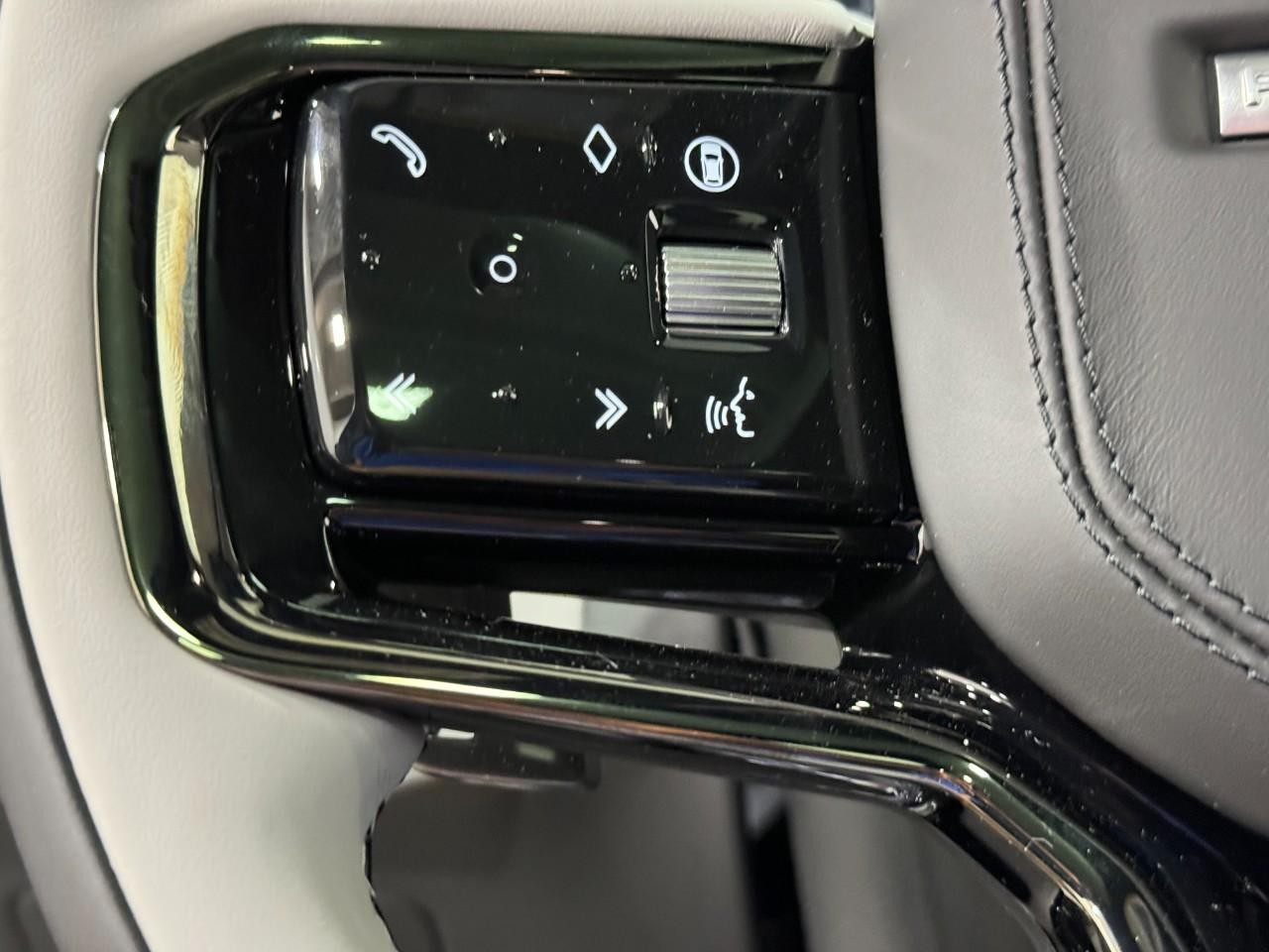 Land Rover Range Rover Velar Vehicle Full-screen Gallery Image 26