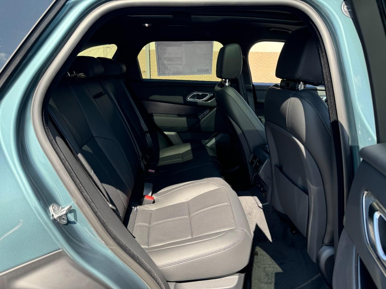 Land Rover Range Rover Velar Vehicle Full-screen Gallery Image 13