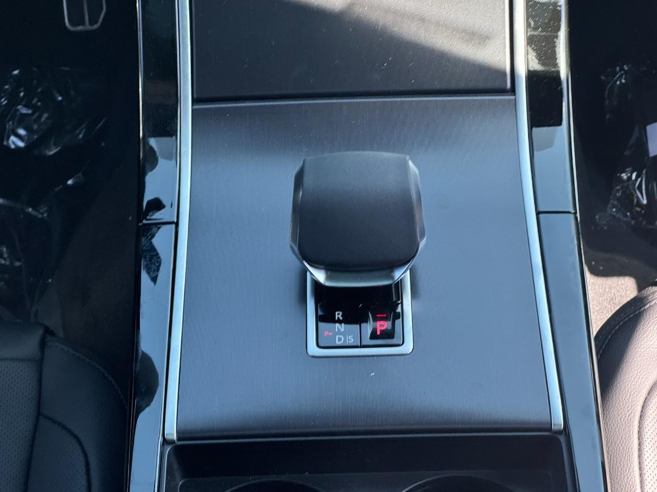 Land Rover Range Rover Velar Vehicle Full-screen Gallery Image 19