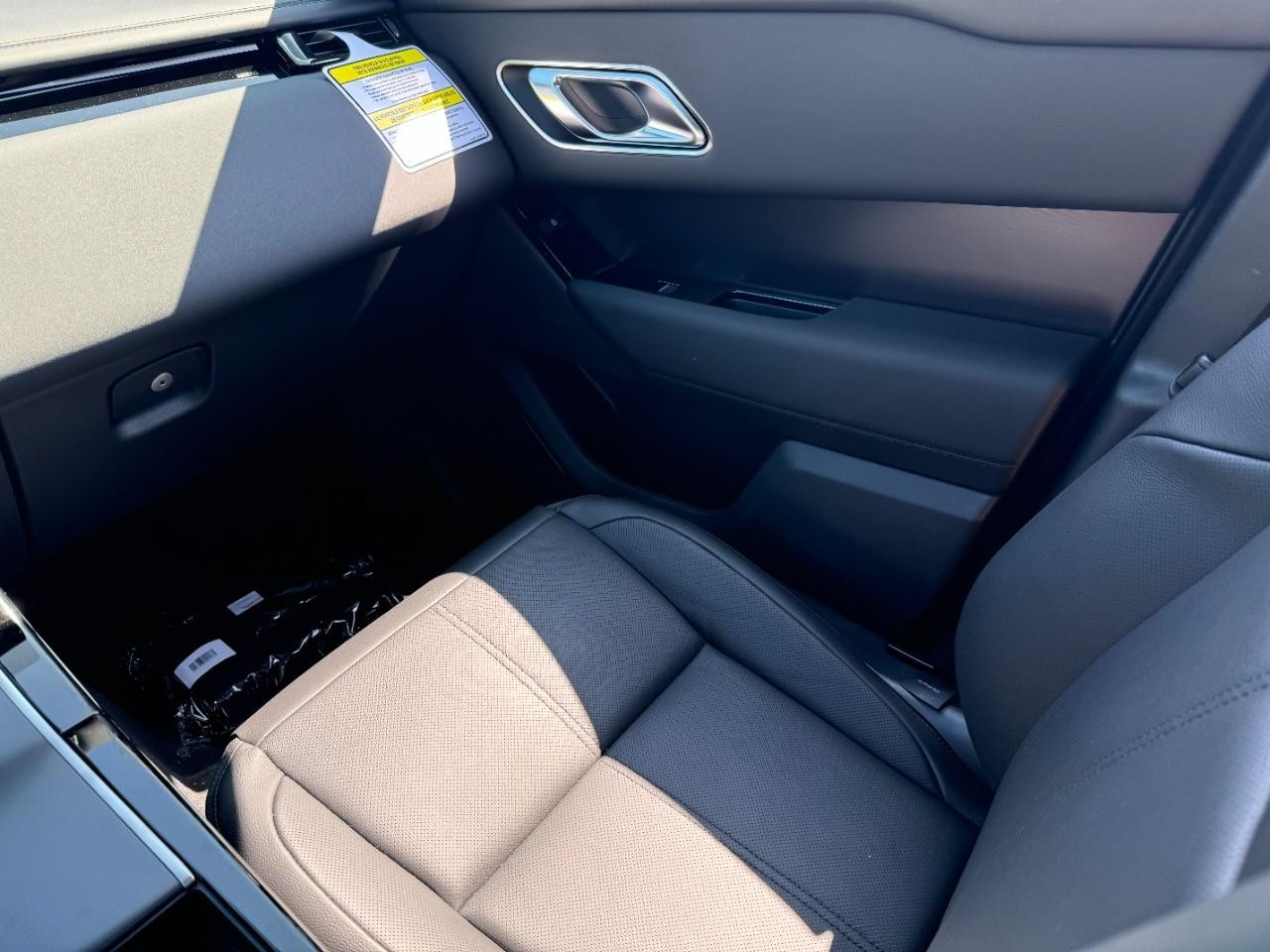 Land Rover Range Rover Velar Vehicle Full-screen Gallery Image 20