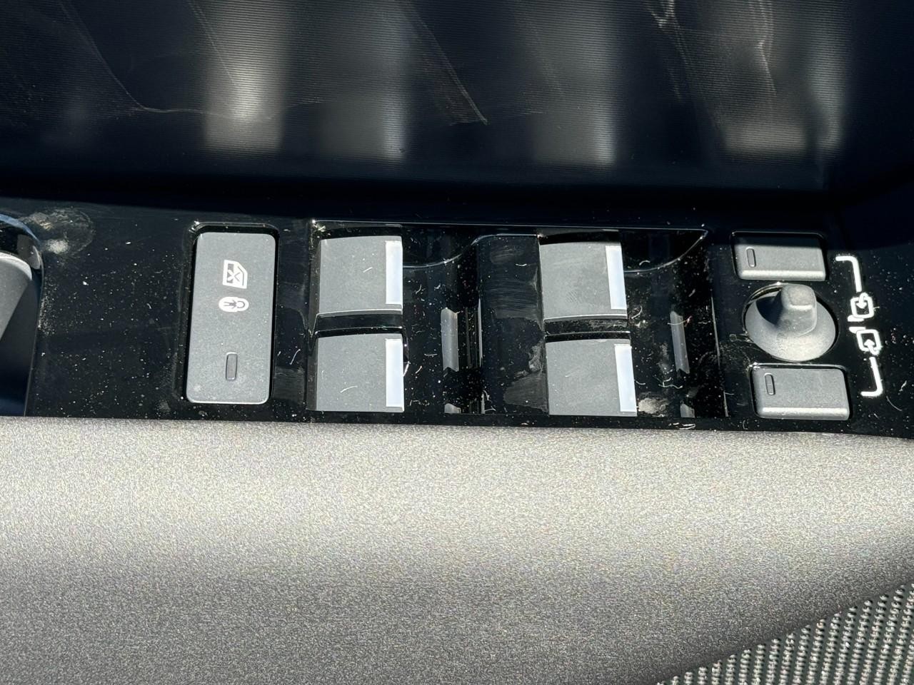 Land Rover Range Rover Velar Vehicle Full-screen Gallery Image 21