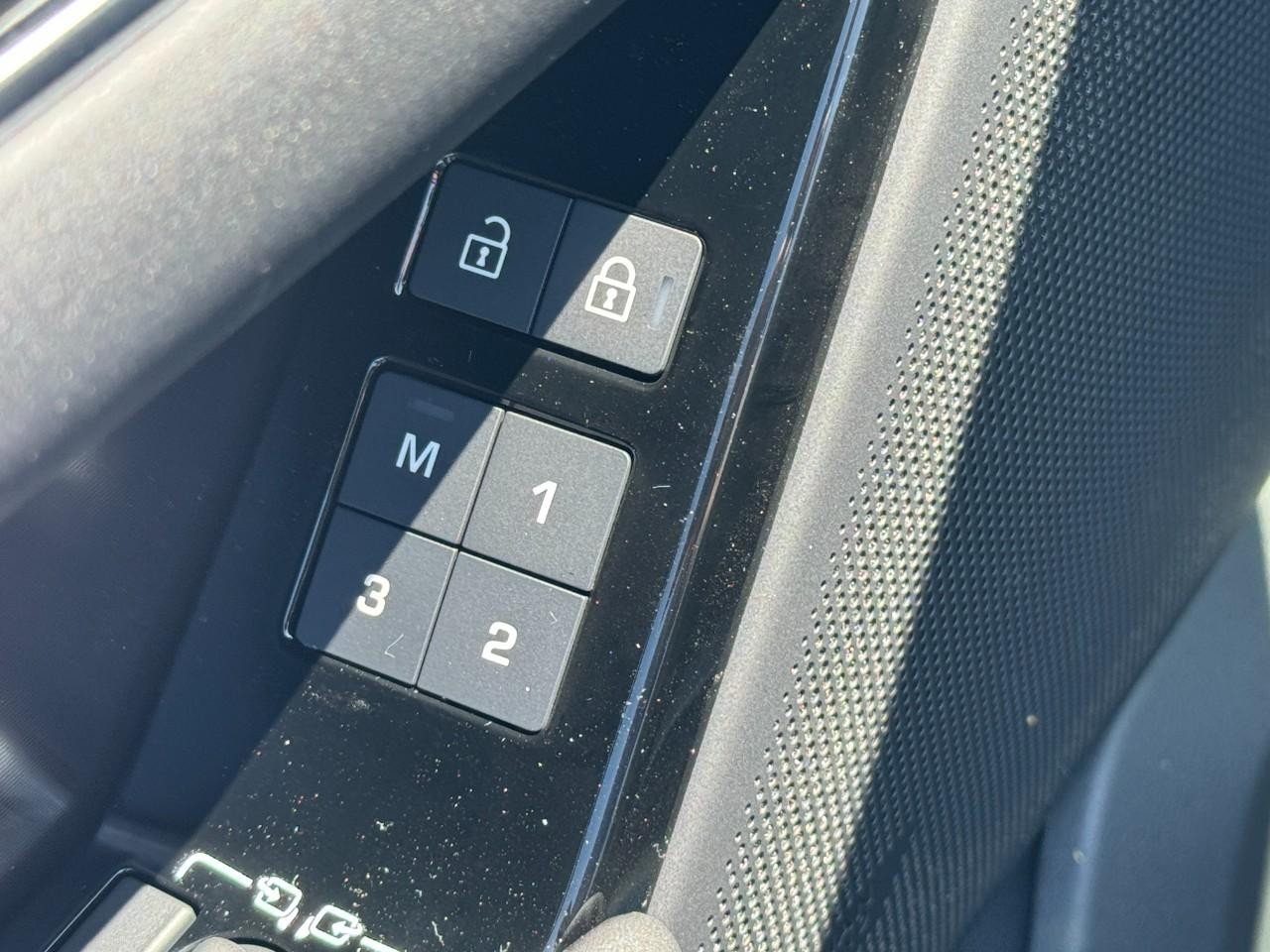 Land Rover Range Rover Velar Vehicle Full-screen Gallery Image 22