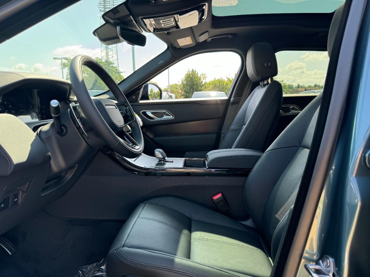 Land Rover Range Rover Velar Vehicle Full-screen Gallery Image 23