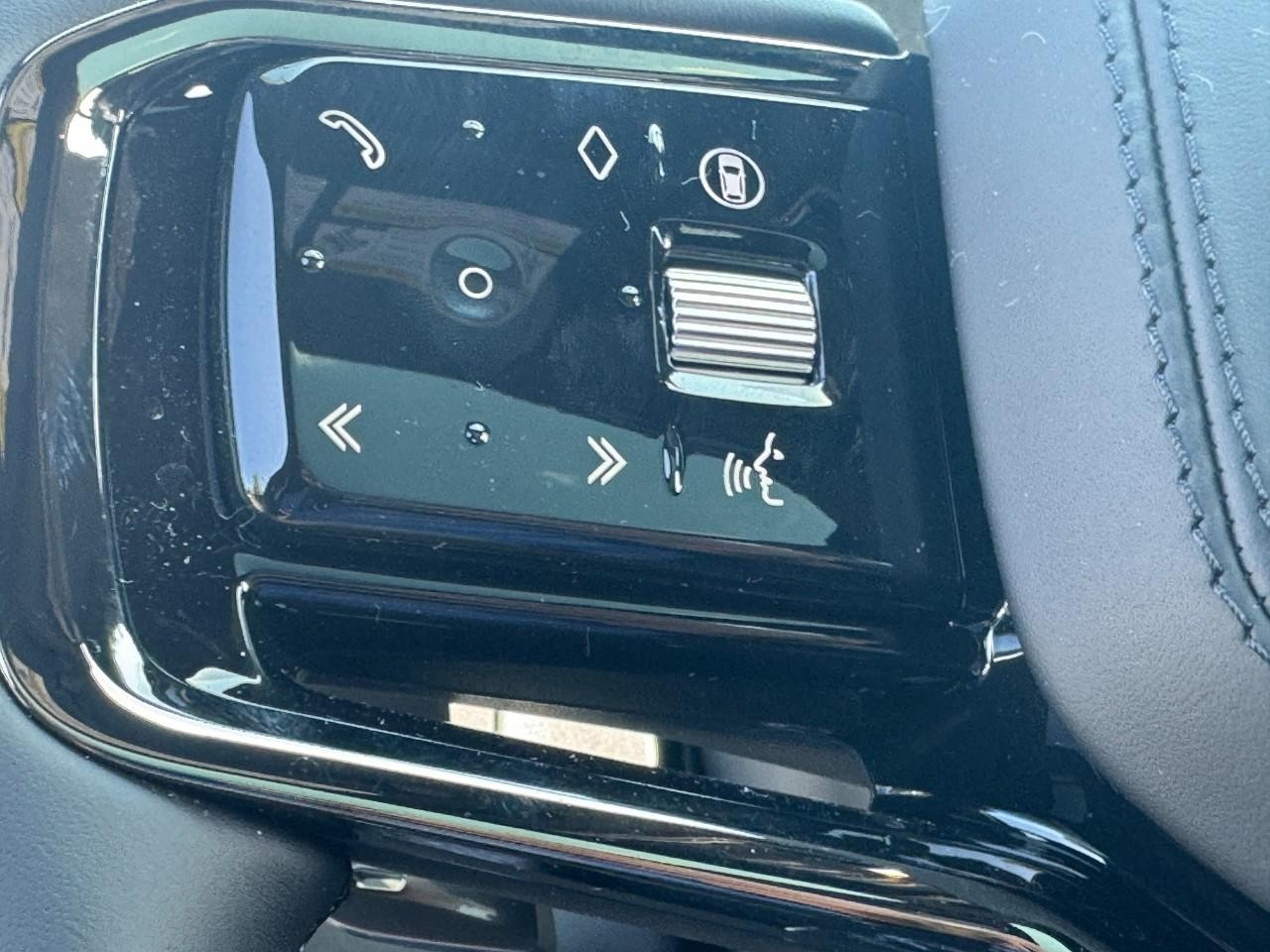 Land Rover Range Rover Velar Vehicle Full-screen Gallery Image 26