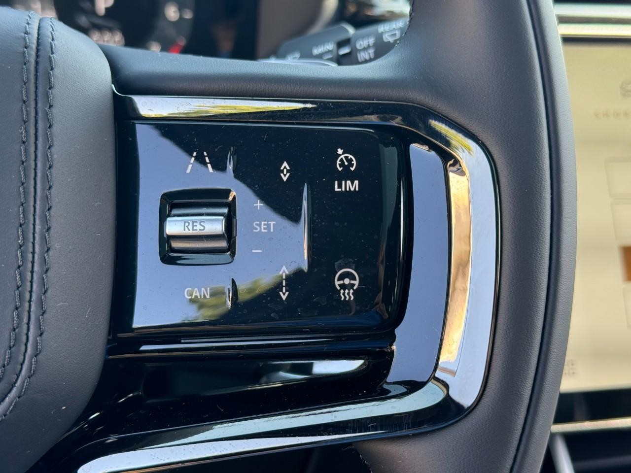 Land Rover Range Rover Velar Vehicle Full-screen Gallery Image 27