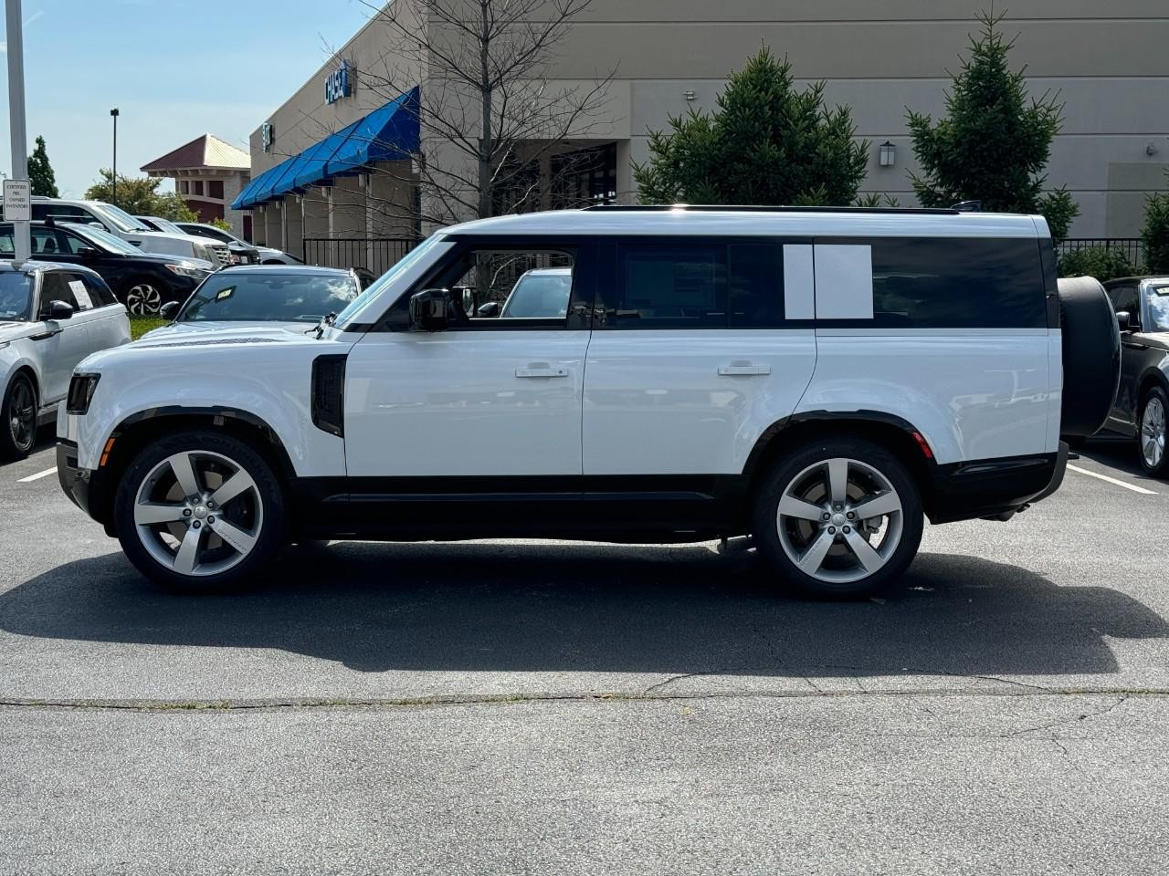 Land Rover Defender Vehicle Full-screen Gallery Image 2