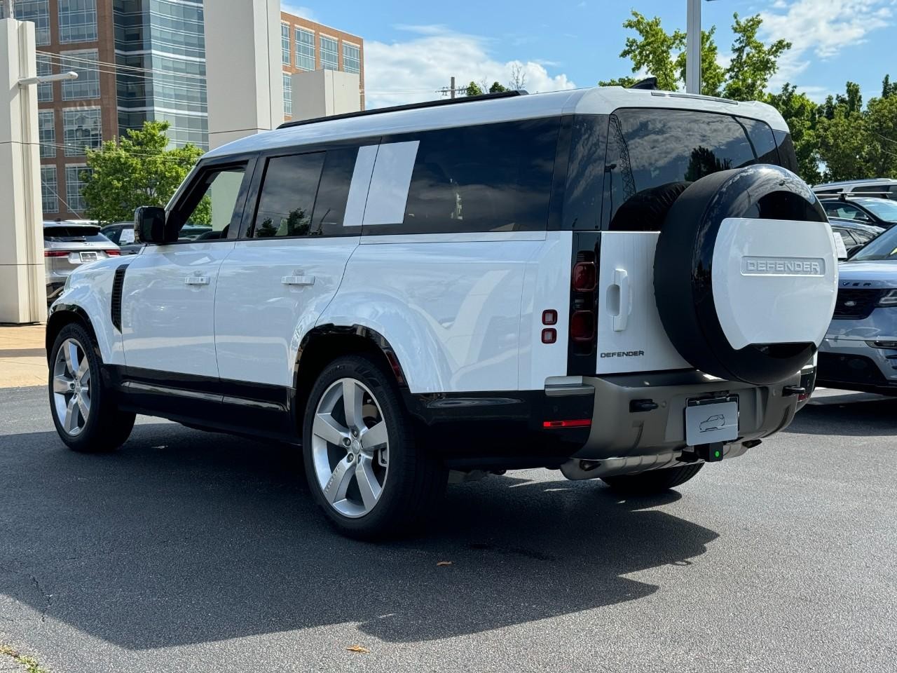 Land Rover Defender Vehicle Full-screen Gallery Image 3