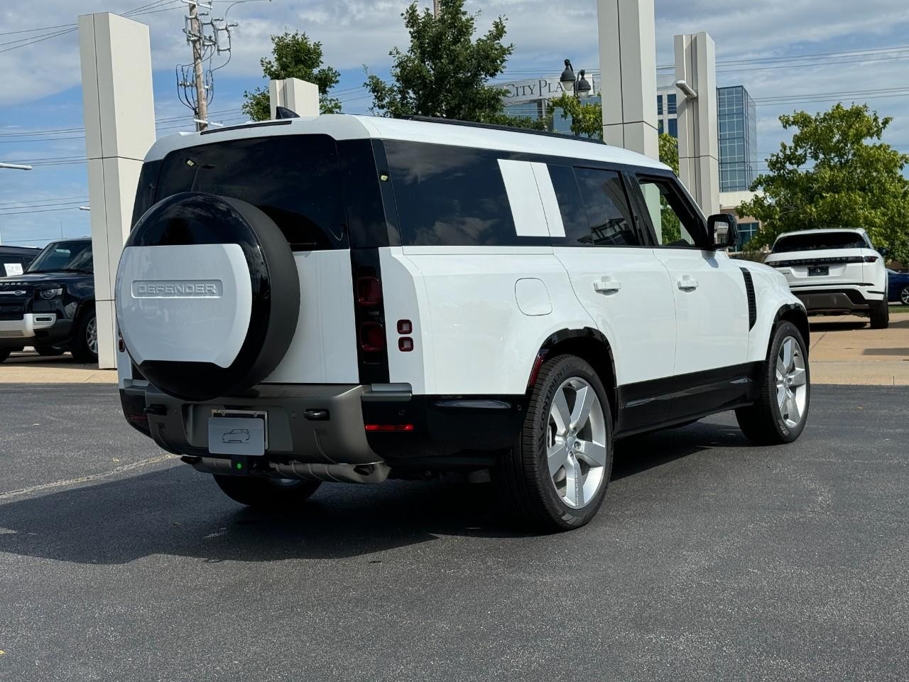 Land Rover Defender Vehicle Full-screen Gallery Image 4