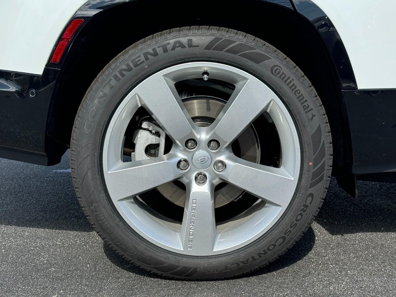 Land Rover Defender Vehicle Full-screen Gallery Image 5