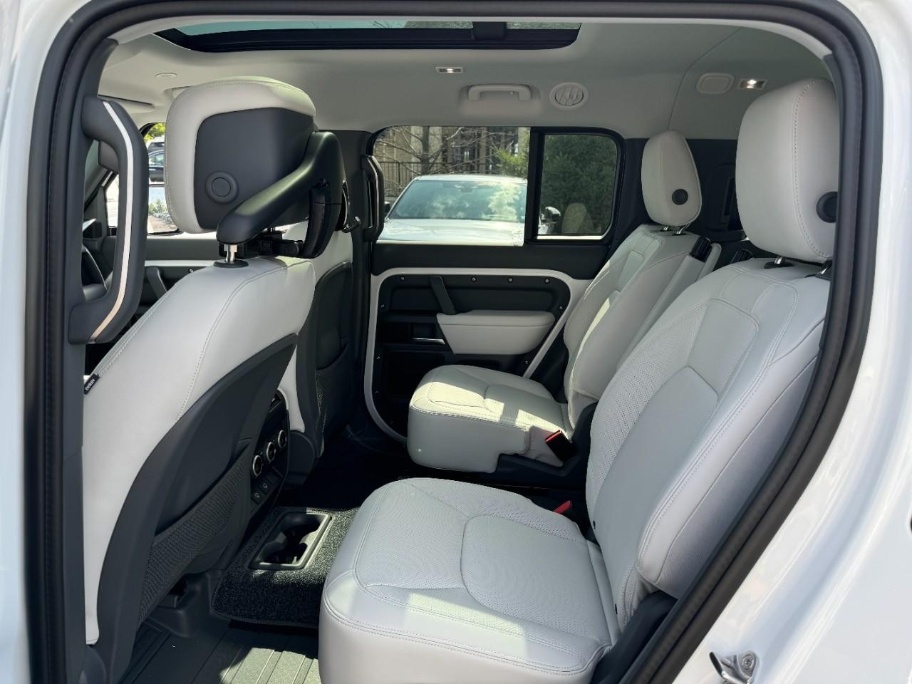 Land Rover Defender Vehicle Full-screen Gallery Image 8