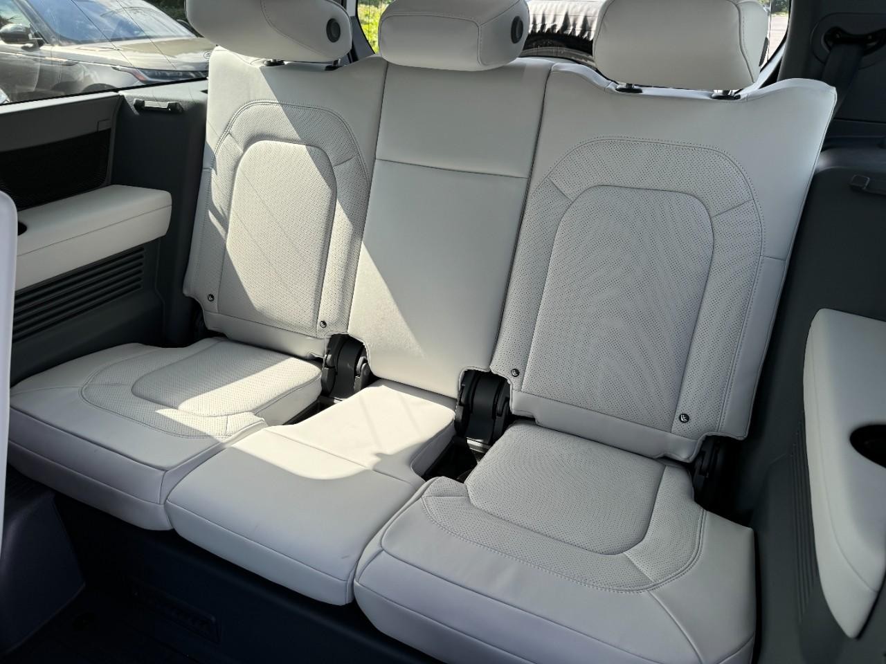 Land Rover Defender Vehicle Full-screen Gallery Image 9