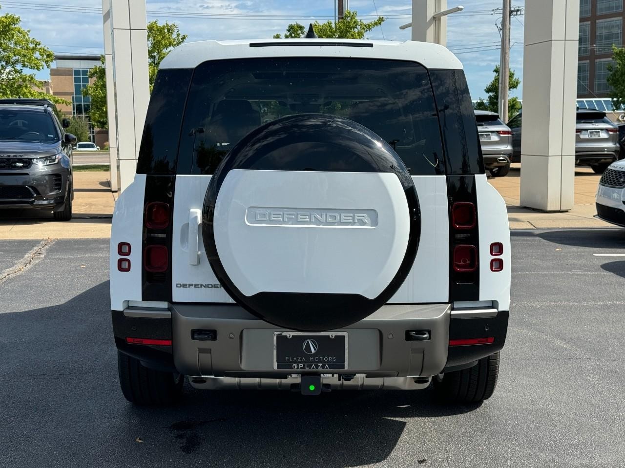 Land Rover Defender Vehicle Full-screen Gallery Image 10