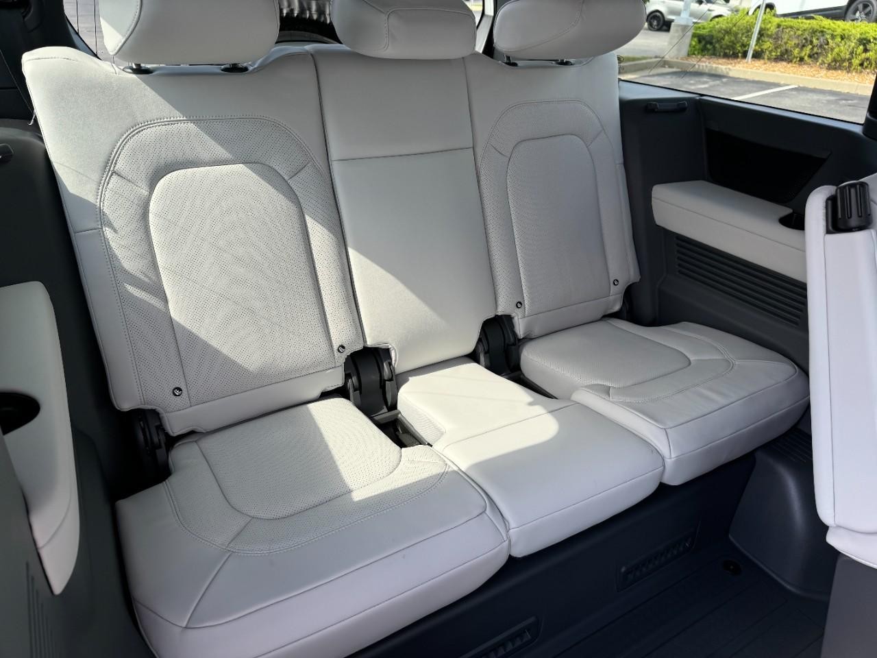 Land Rover Defender Vehicle Full-screen Gallery Image 11