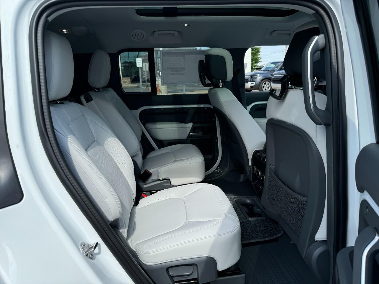 Land Rover Defender Vehicle Full-screen Gallery Image 12