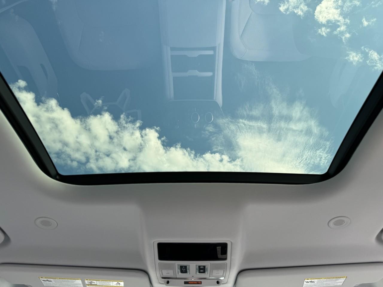 Land Rover Defender Vehicle Full-screen Gallery Image 14