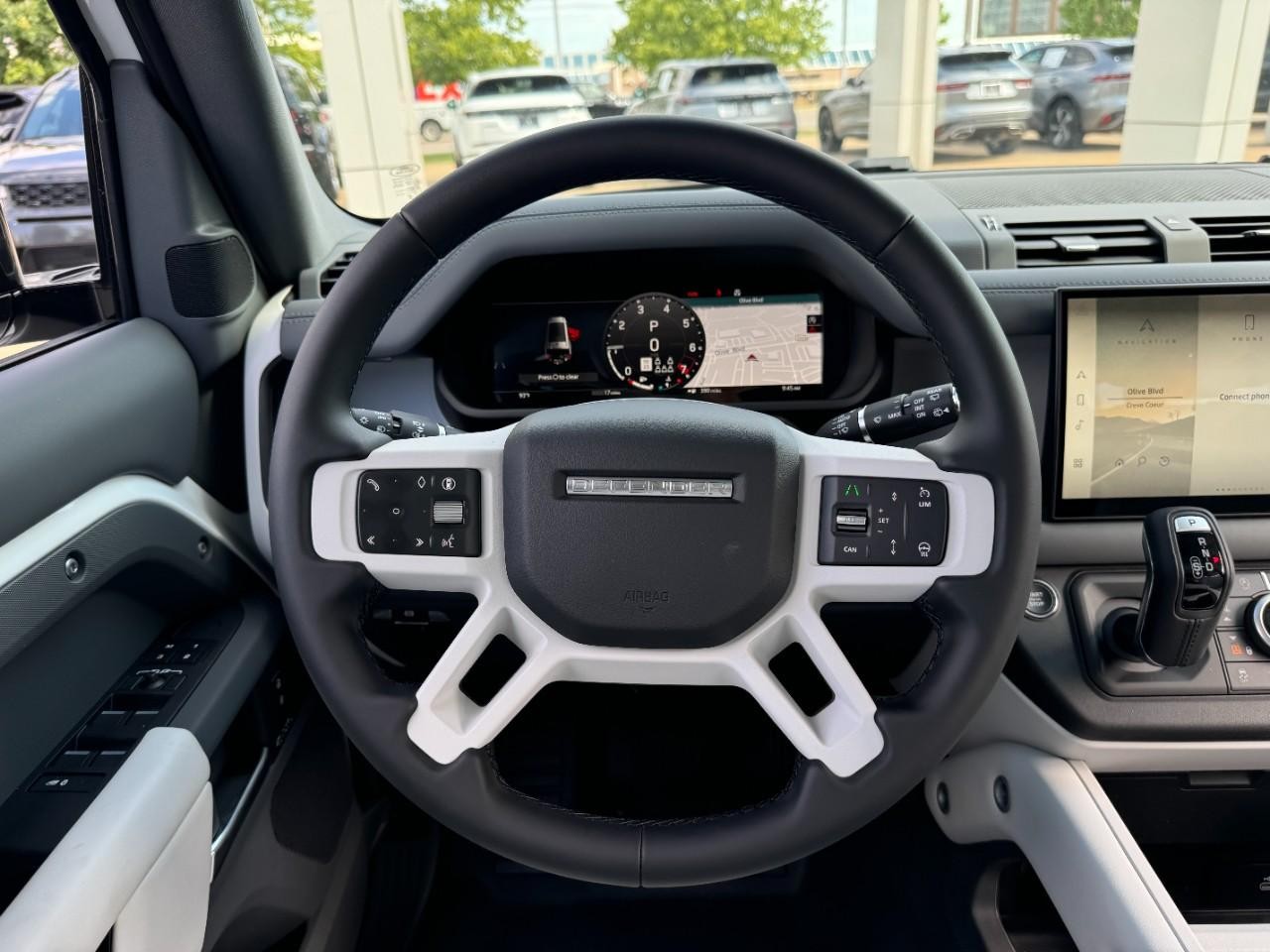 Land Rover Defender Vehicle Full-screen Gallery Image 16