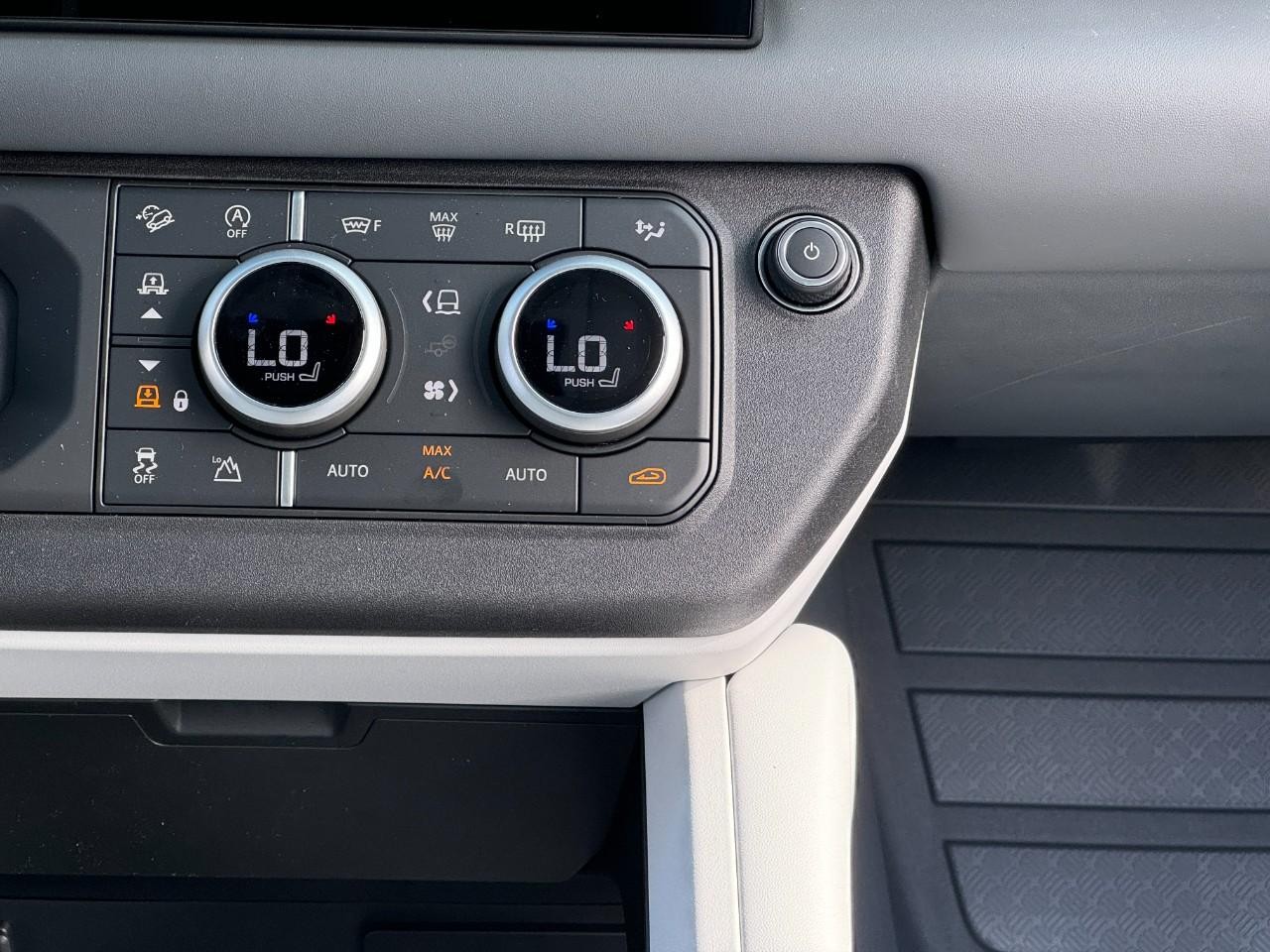 Land Rover Defender Vehicle Full-screen Gallery Image 18