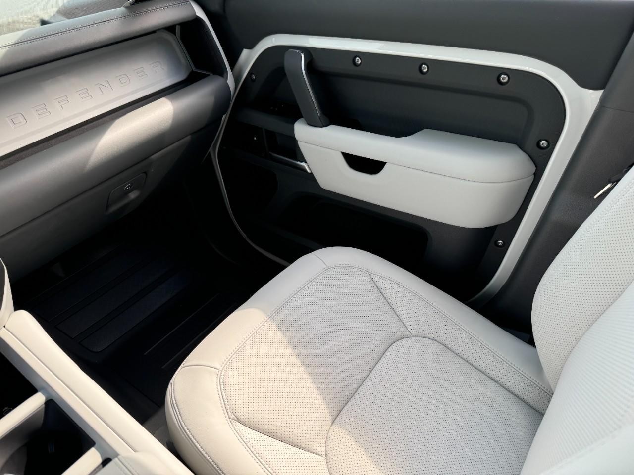 Land Rover Defender Vehicle Full-screen Gallery Image 20