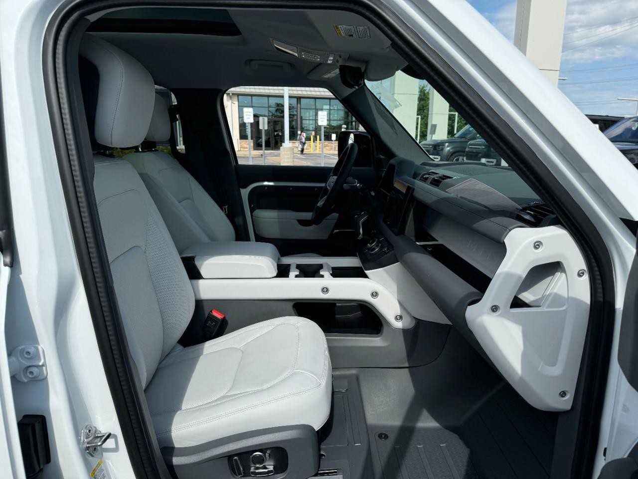 Land Rover Defender Vehicle Full-screen Gallery Image 21