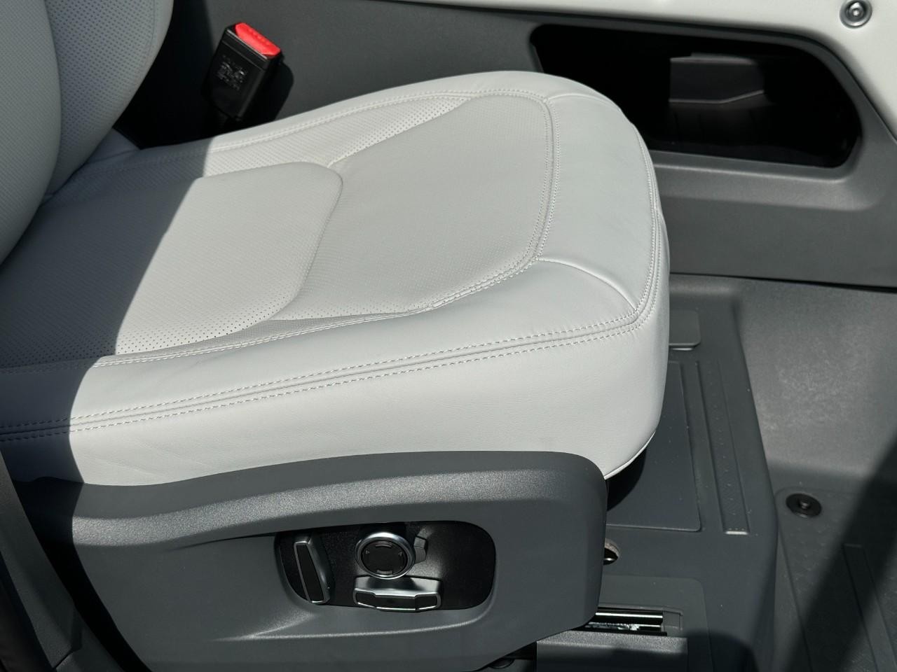 Land Rover Defender Vehicle Full-screen Gallery Image 22