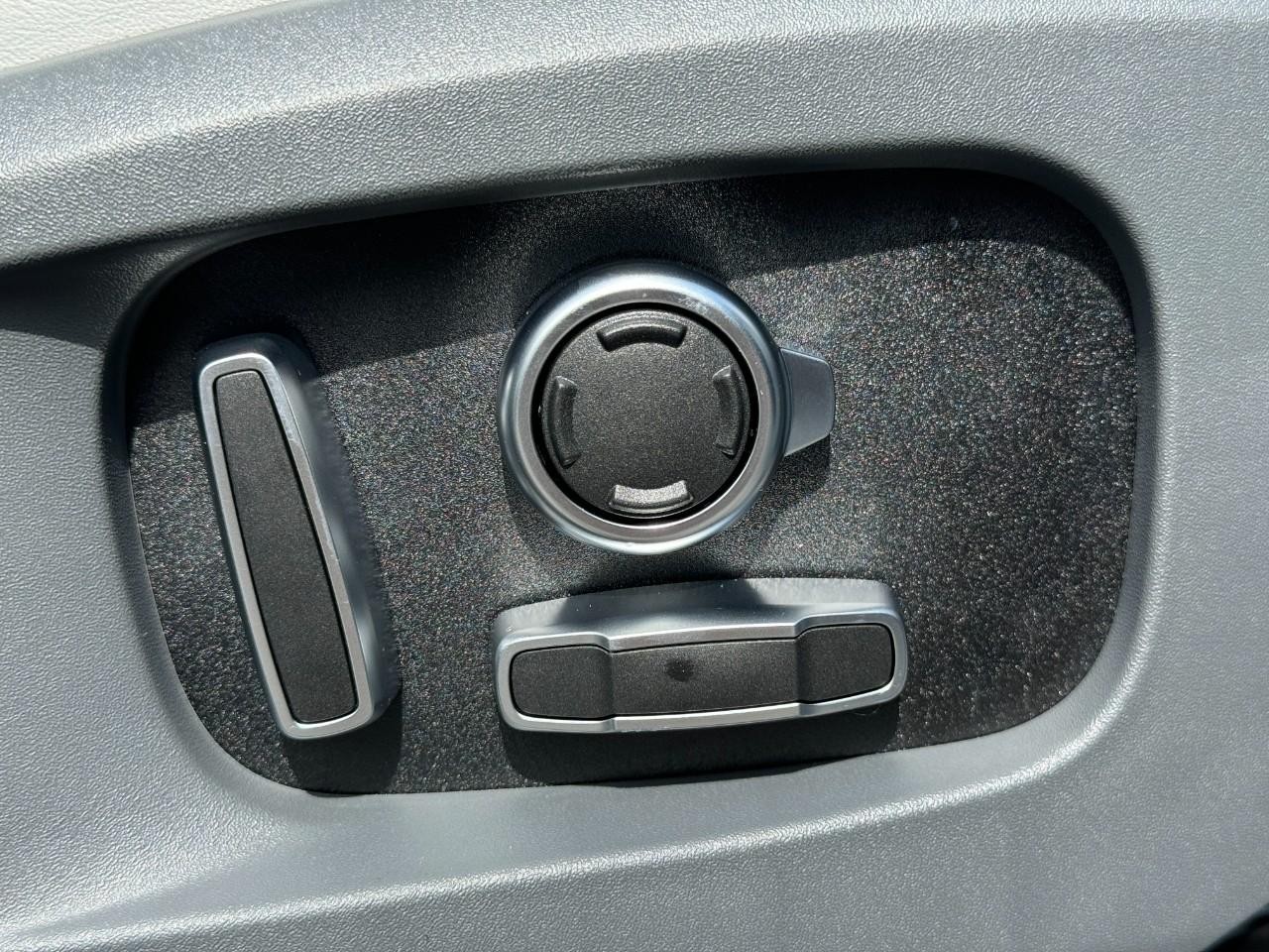 Land Rover Defender Vehicle Full-screen Gallery Image 23