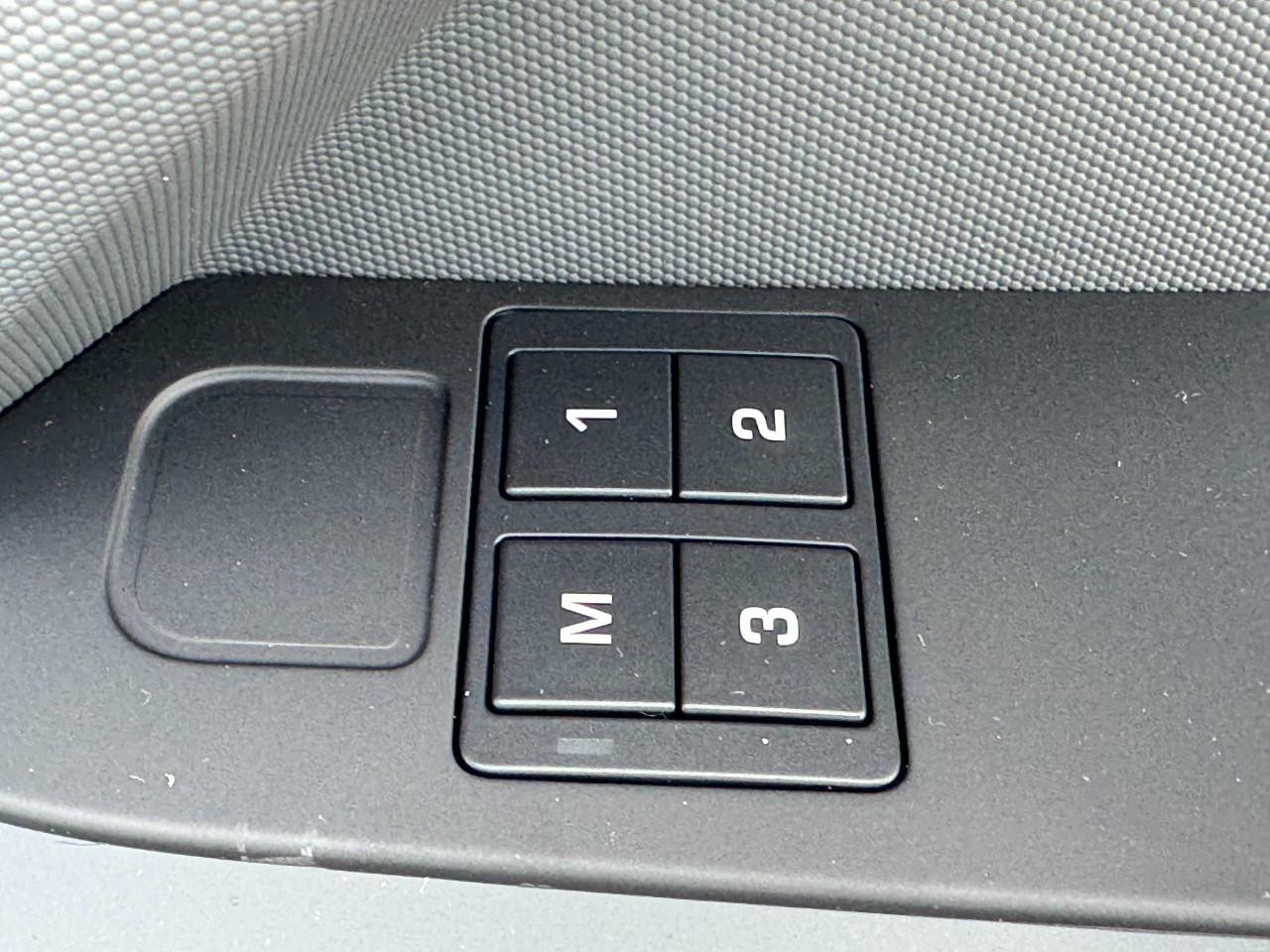 Land Rover Defender Vehicle Full-screen Gallery Image 24