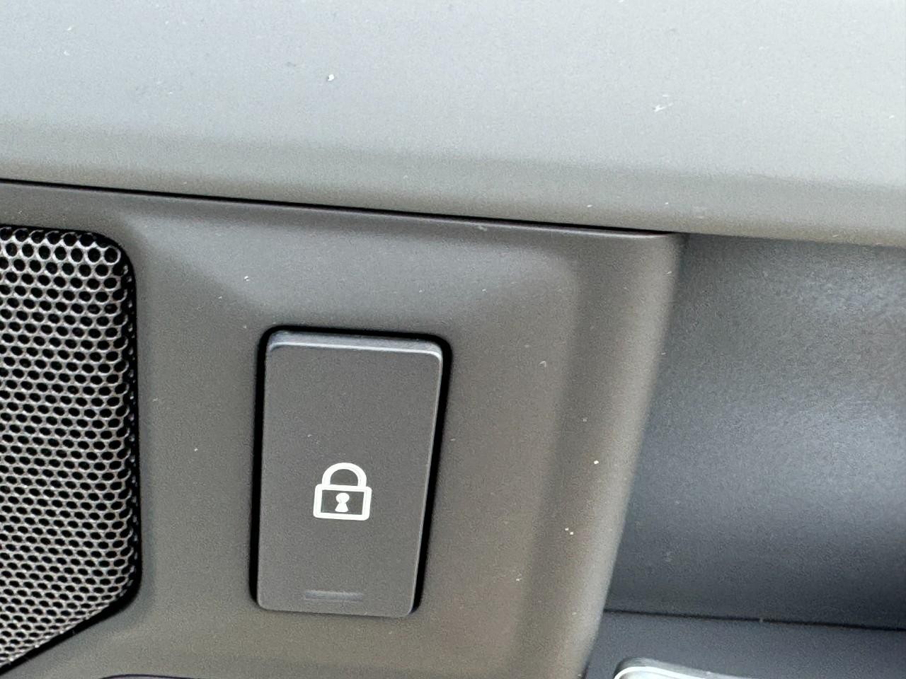 Land Rover Defender Vehicle Full-screen Gallery Image 25