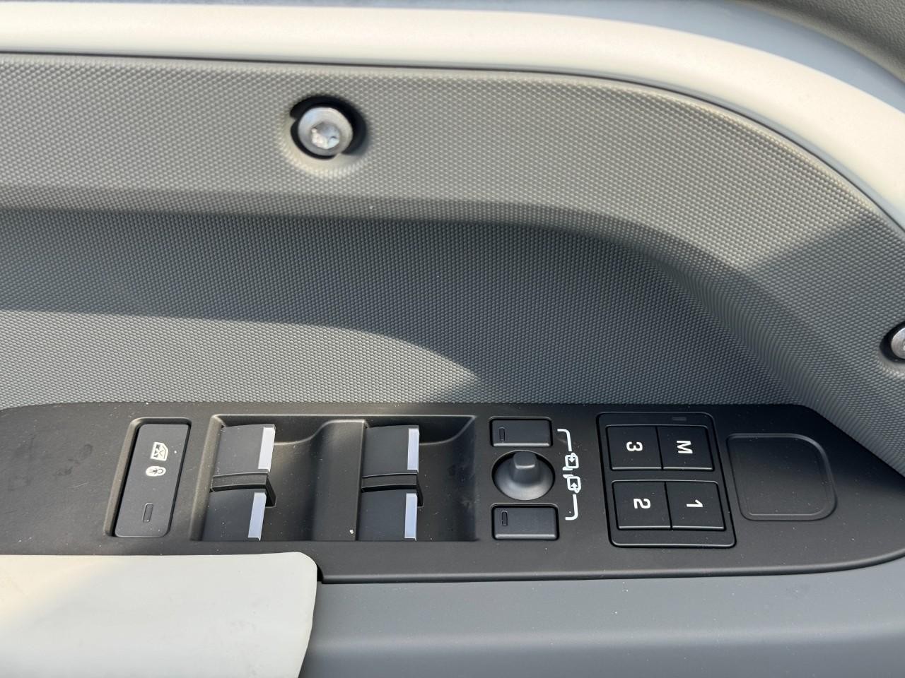 Land Rover Defender Vehicle Full-screen Gallery Image 26