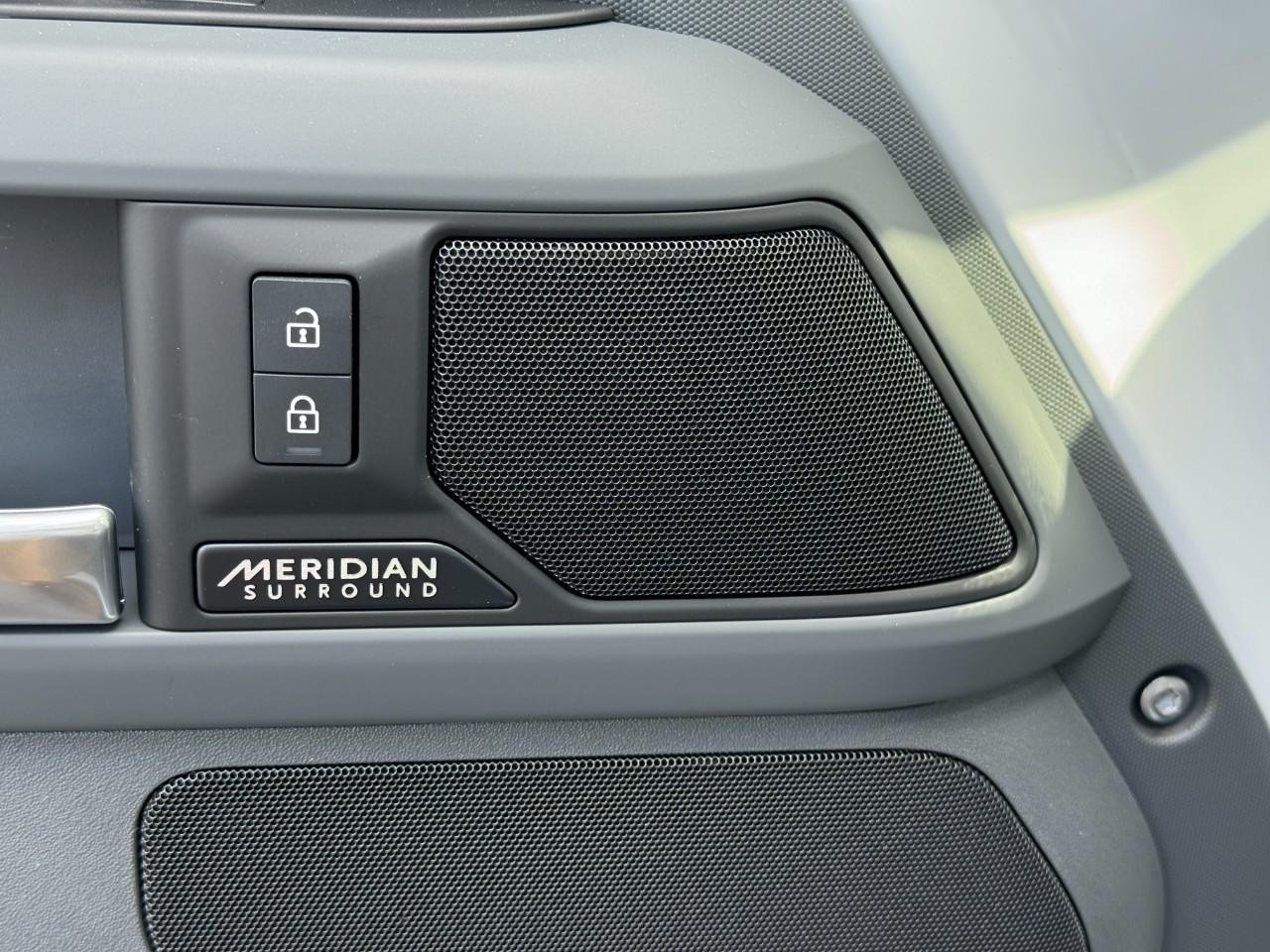 Land Rover Defender Vehicle Full-screen Gallery Image 27