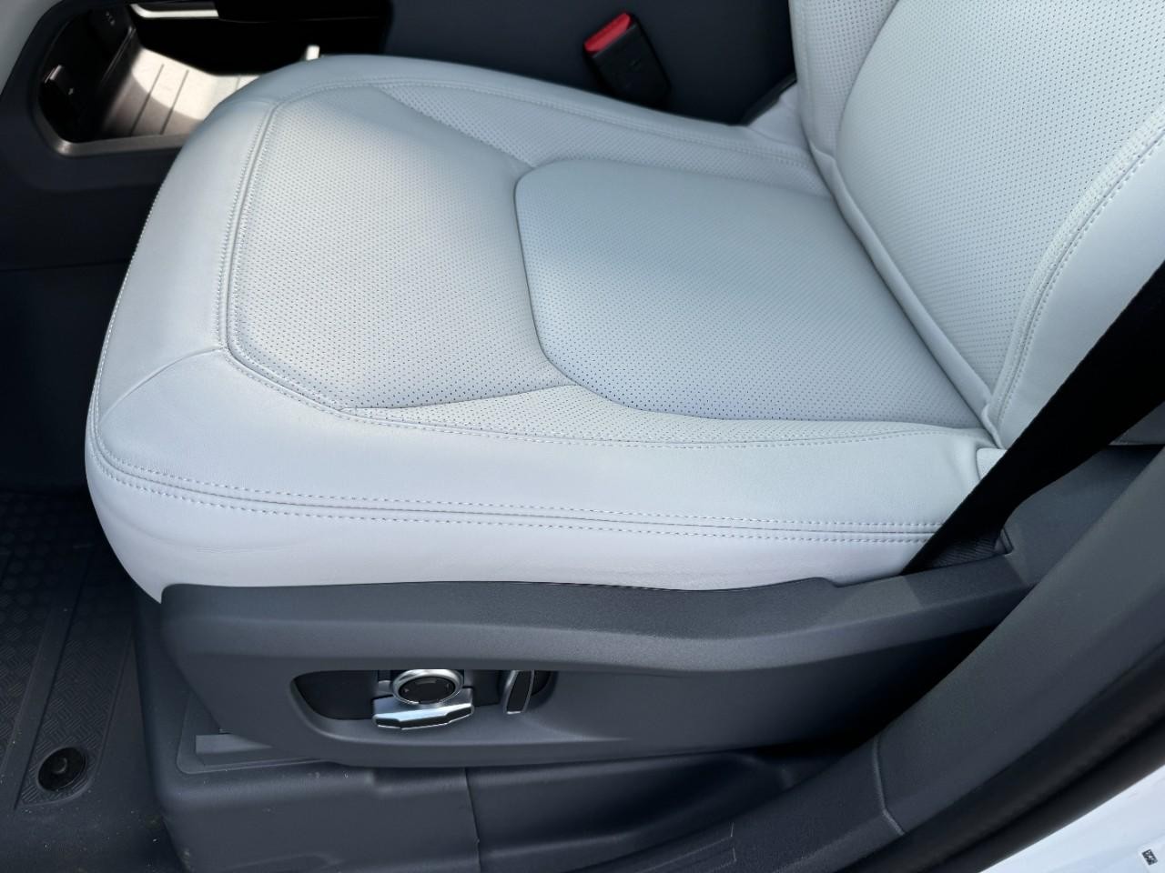 Land Rover Defender Vehicle Full-screen Gallery Image 29