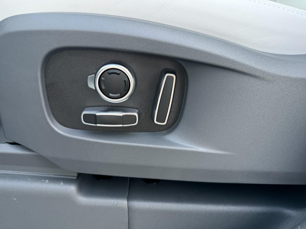 Land Rover Defender Vehicle Full-screen Gallery Image 30