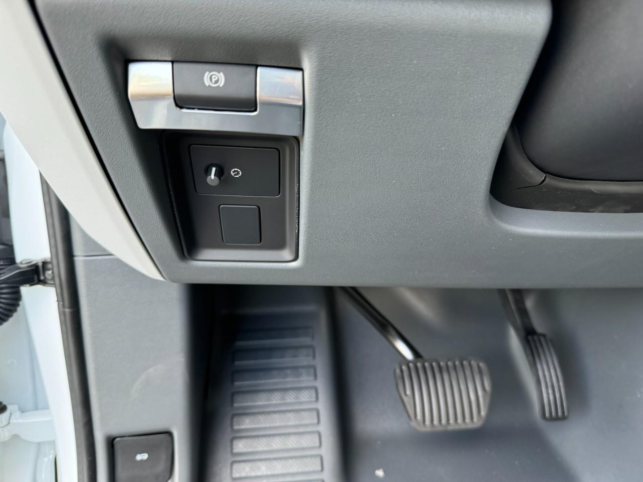 Land Rover Defender Vehicle Full-screen Gallery Image 31