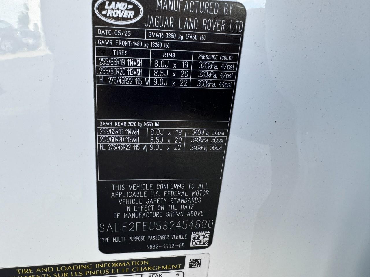 Land Rover Defender Vehicle Full-screen Gallery Image 36