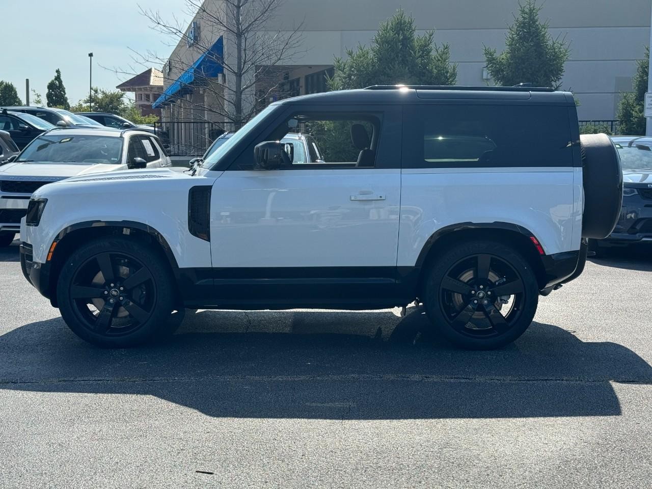 Land Rover Defender Vehicle Full-screen Gallery Image 2