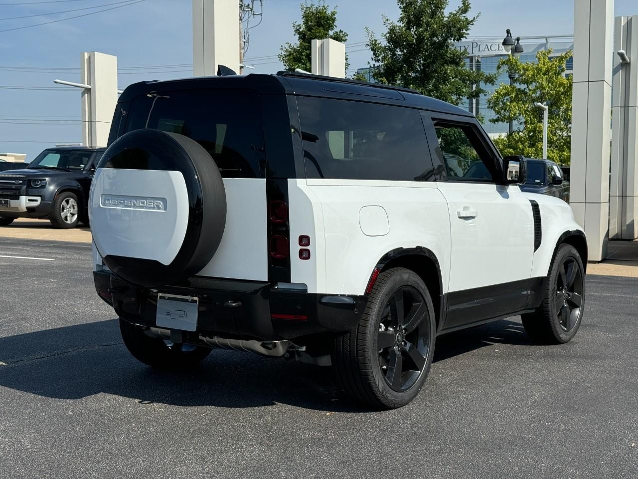 Land Rover Defender Vehicle Full-screen Gallery Image 4