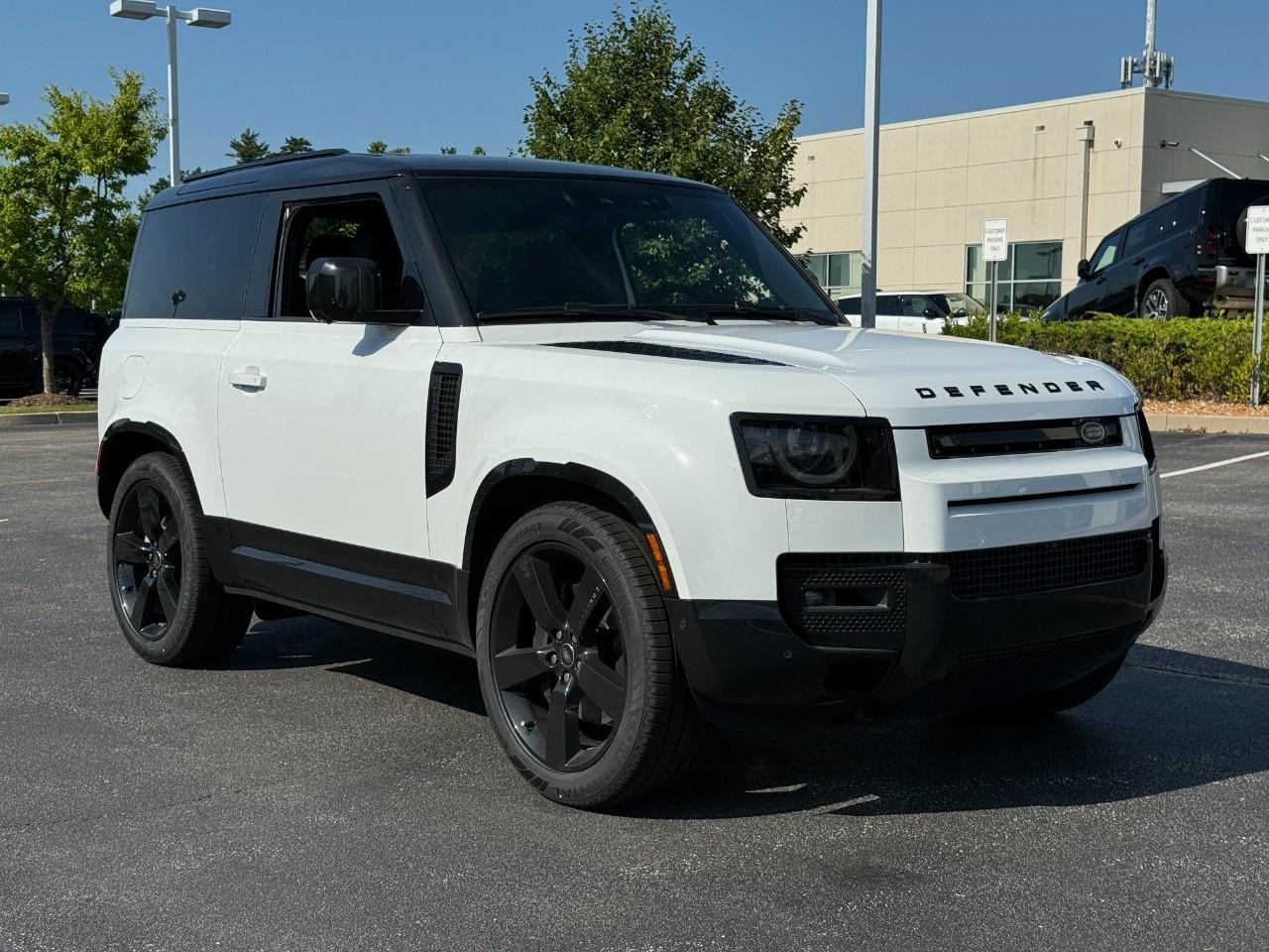 Land Rover Defender Vehicle Full-screen Gallery Image 6